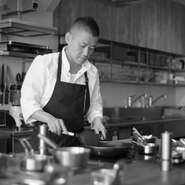 北陸は日本有数の食材の宝庫。シェフ自らが生産地を巡って、旨い素材を厳選しています。能登の魚介や塩、加賀野菜、能登牛、石川県のジビエなど、味と香りにすぐれる食材からお店独自の料理を創造していきます。