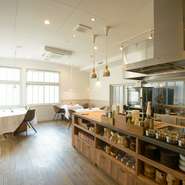 お店の建物は、明治期に建てられた元洋裁学校だった一軒家を改築したもの。白を基調としたシンプル＆モダンな空間で、大人世代のデートにピッタリ。お誕生日や結婚記念日など、特別な日のディナーにも好評です。