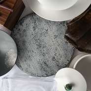 目の前に運ばれる料理とともに、器も心を奪われる逸品揃い。お店オリジナルの器は、3D技術と伝統工芸を合わせたものづくりに励む金沢のsecca（雪花）社の製作。料理と器の調和も、楽しんでいただけます。