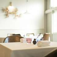 フランスワインに加え、今、世界が注目する日本ワインを取り揃えています。シェフがワイナリーを巡って厳選した銘柄ばかり。和とフレンチが融合した料理と日本ワインのマリアージュの妙味を、ぜひお楽しみください。