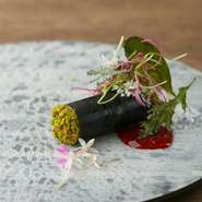 ワカメによって巻かれたフォアグラのムースが口の中で香りを放ってとろける一品。添えてあるフルーツのソースによってさっぱりと頂けます。※コースの中の一例です