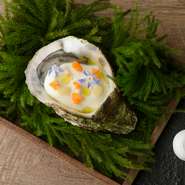 素材の旨みを最大限に引き出すため、62℃で加熱したカキを、フロマージュブラン・ベースのソースで。食感は生ガキのようですが、味わいはいっそうクリーミーに。付け合わせのカキクリームのマカロンも絶品です。