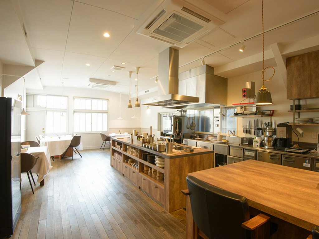 お客様から見えるオープンキッチンで、特別な晩餐をご提供