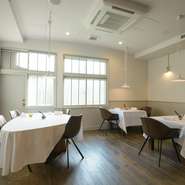 明治期の元洋裁学校を利用した店内は、清潔感にあふれ、どこか懐かしい雰囲気。お料理も洗練されていて、女子会の集まりがいっそう華やかに。コース料理の品数は10皿前後もあり、多彩な味と趣向を満喫できます。