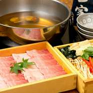 漁場と時期を吟味し、本当に美味しい鮪が世界の海から届きます。確かな漁場を知る漁業者の経験と技術で獲れた特選天然南鮪の活きの良さと、脂ののった風味豊かな味わいは、料理人の舌をも唸らせる逸材です。