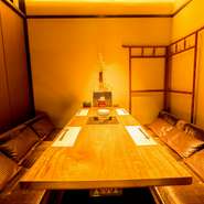 ゆったりと落ち着いた雰囲気の完全個室は、2～6名まで対応することができます。鮪が堪能できるコース料理や美味しい日本酒を贅沢に味わいながら、大事なビジネストークもできる個室での接待はいかがでしょうか。