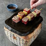 天然南鮪を熱々の石の上でサっと焼いてお召し上がりください。
お好みでレモン、わさび、タレをつけてどうぞ。
◆大トロ葱鮪串…1,649円
◆中トロ葱鮪串…989円
◆赤身葱鮪串…791円