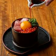 たっぷりの大トロとイクラに卵黄をのせた贅沢飯