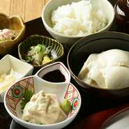サラダ・小鉢・御飯・御飯・赤出し