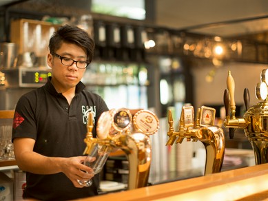 泡にもこだわり注ぐビールの味わい、品揃え豊富なビールを堪能