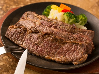 稀少部位のお肉を堪能、好みの量と焼き加減をオーダーできる『ＵＳ産チャックフラップのステーキ』