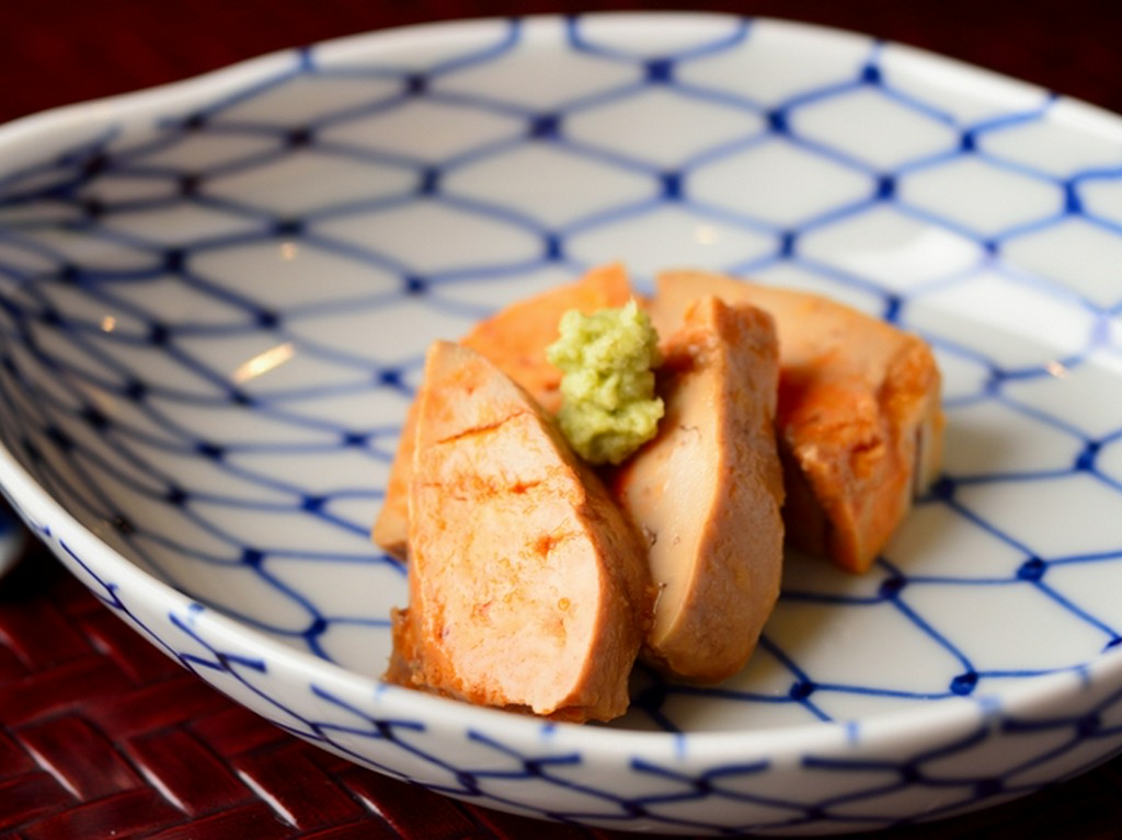 つまみは素材の個性がはっきりと伝わるサイズで