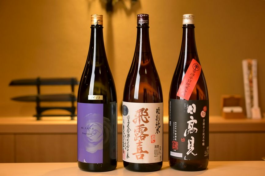 試飲の末に選んだ日本酒が常時10種類ほど