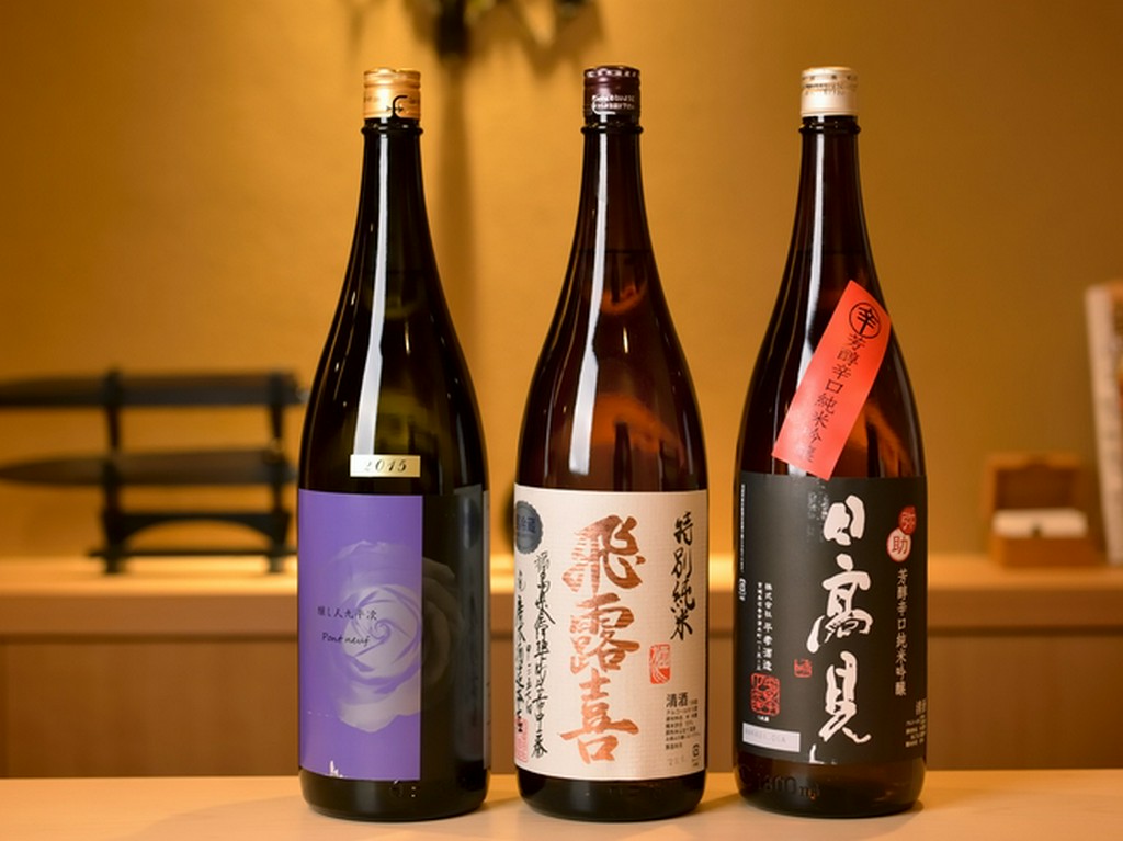 試飲の末に選んだ日本酒が常時10種類ほど