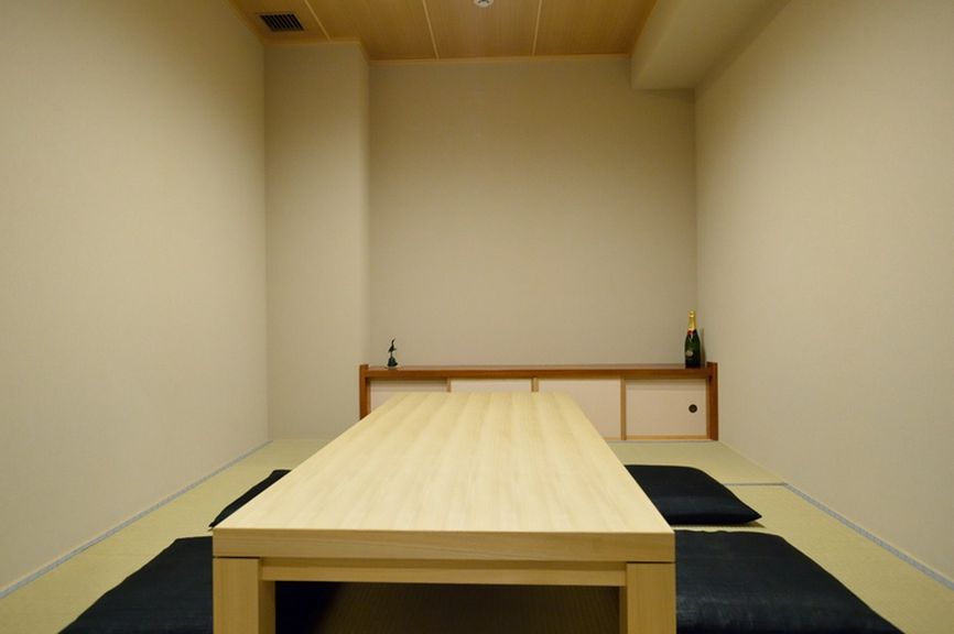 落ち着いた雰囲気で商用利用にも最適な個室も完備