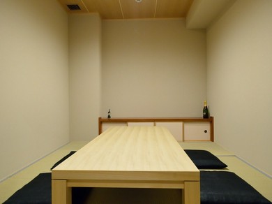 落ち着いた雰囲気で商用利用にも最適な個室も完備