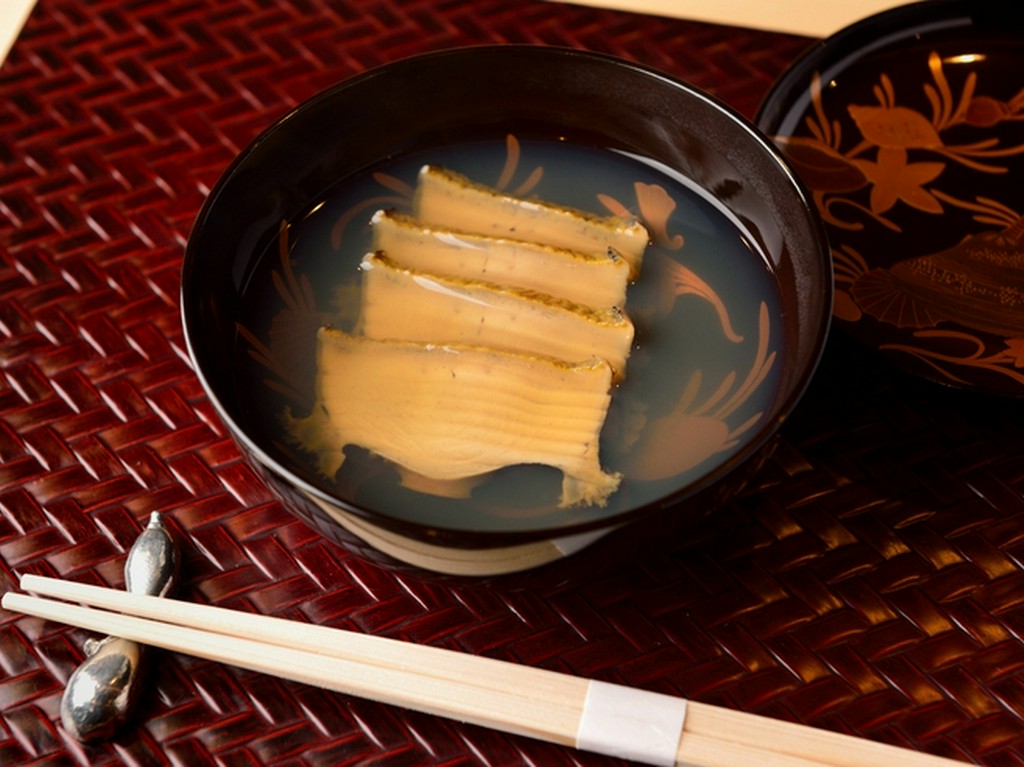 珍しい椀仕立てで素材の風味を閉じ込める『蒸鮑』