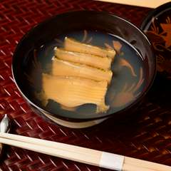 珍しい椀仕立てで素材の風味を閉じ込める『蒸鮑』