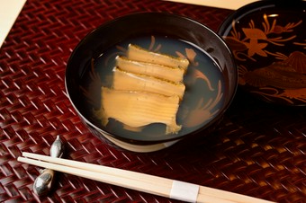 珍しい椀仕立てで素材の風味を閉じ込める『蒸鮑』