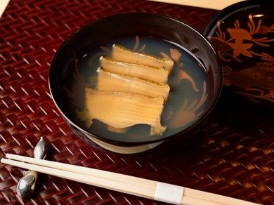 珍しい椀仕立てで素材の風味を閉じ込める『蒸鮑』
