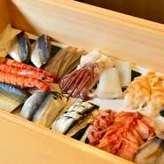 ある日の『鯵』は、鹿児島や大阪湾のものと比べた末に、島根産を選択。ただブランドで選ぶのではなく、自ら納得するものだけを使用する。宮城の鮪、香川の赤貝、愛知のミル貝など、その他の素材も同様。