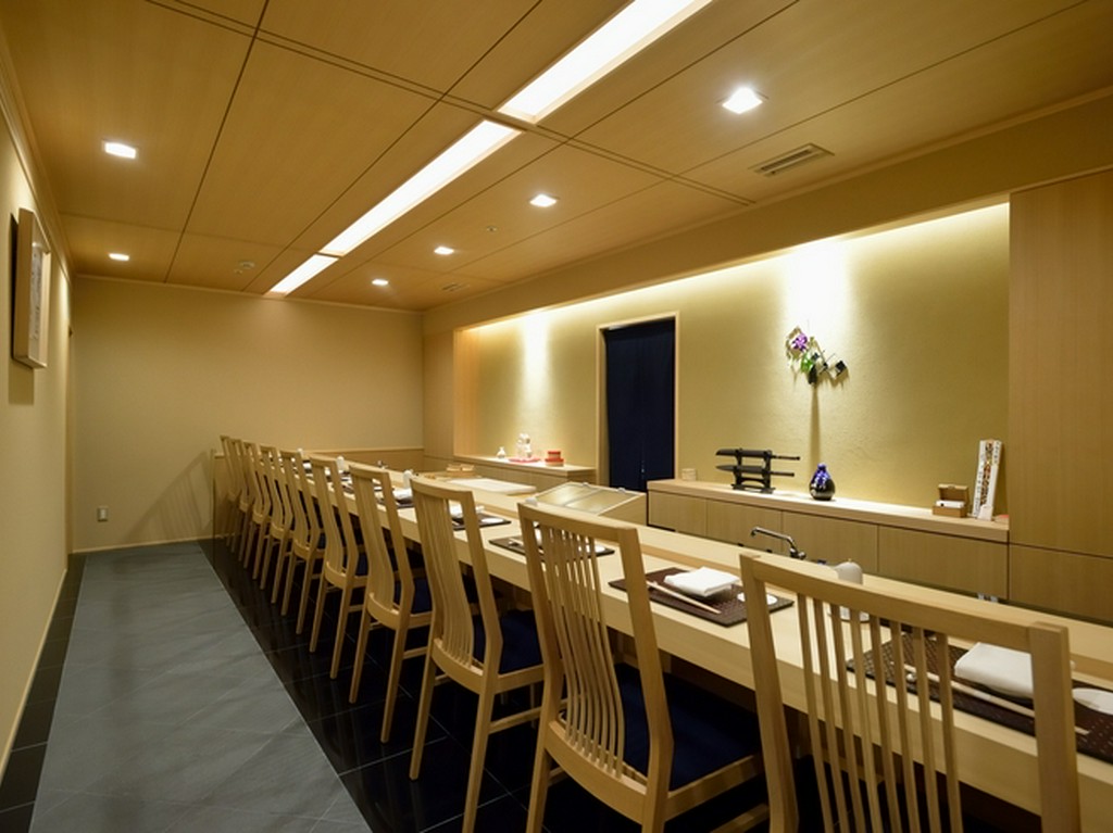 職人技を間近に眺めるカウンターは、さながら伝統演芸の舞台