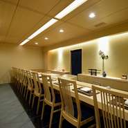 背後に焼き場への入口をつくるなど、ひとりで立つことを念頭に動線設計。全10席のカウンターは、どの席からも職人の所作のひとつひとつが眺められる特等席です。