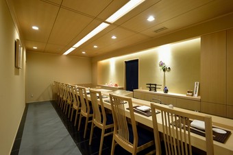 職人技を間近に眺めるカウンターは、さながら伝統演芸の舞台