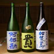 鮨や料理に合わせることを大前提に、日本酒は約10種をチョイス。香りが強すぎる大吟醸タイプはあえて置かず、米の旨みと味にキレがある店主好みの純米酒、純米吟醸などが揃っています。