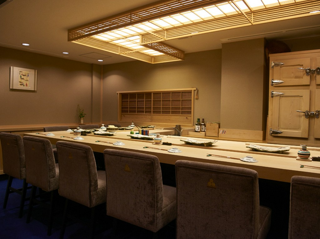 すべてのゲストに目を配ることができるL字カウンター