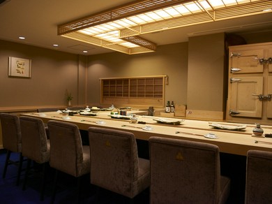 すべてのゲストに目を配ることができるL字カウンター