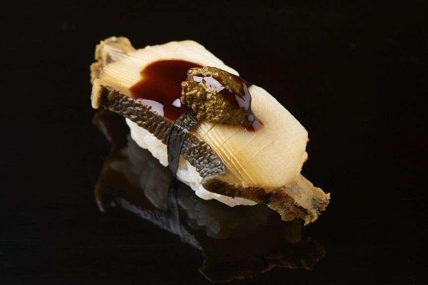 濃厚なツメと肝の旨みが一体となる『塩蒸しアワビ』