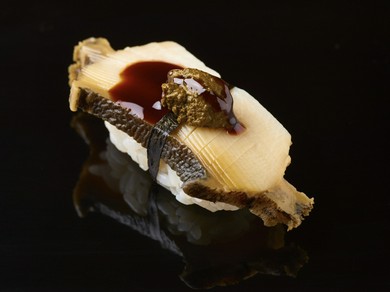 濃厚なツメと肝の旨みが一体となる『塩蒸しアワビ』