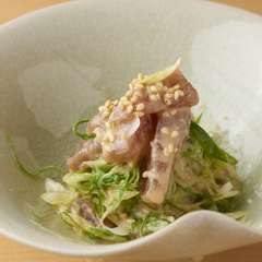 カツオの旨みにネギと胡麻の風味がさっぱりと絡んだ『鰹と九条ネギの胡麻和え』