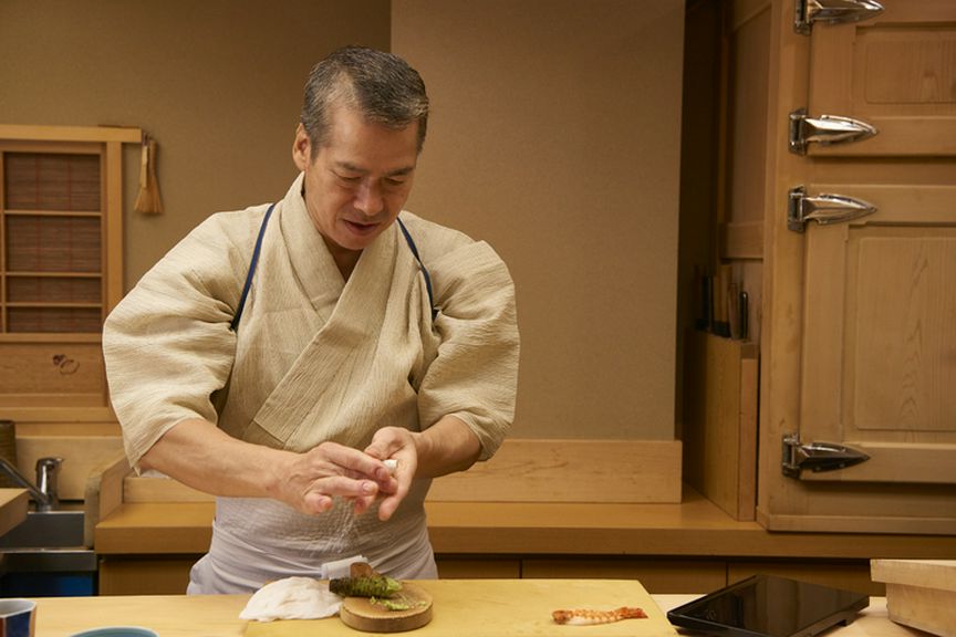 ゲストをもてなすため、カウンターは自らの目が届く形に