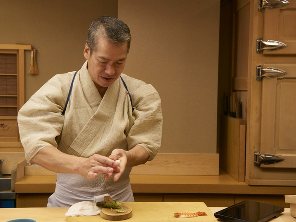 ゲストをもてなすため、カウンターは自らの目が届く形に