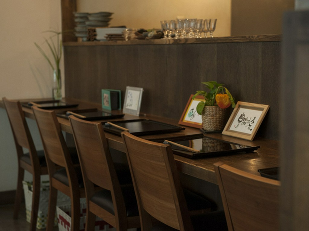 ひとりでも気兼ねなく楽しめるカウンター席