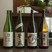 常時10種が揃う日本酒ですが、なかでも店主の好みは千葉県にある「寺田本家」の酒。全量無農薬米、蔵付き酵母を使い、手仕込みによる生もと造りにこだわった日本酒は、野菜料理にもしっかりと寄り添ってくれます。