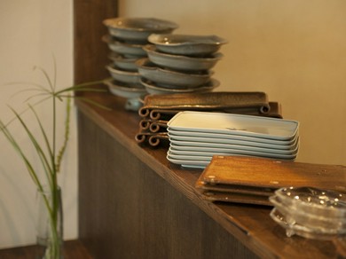 野菜料理の表情を豊かにする、温かみのある器