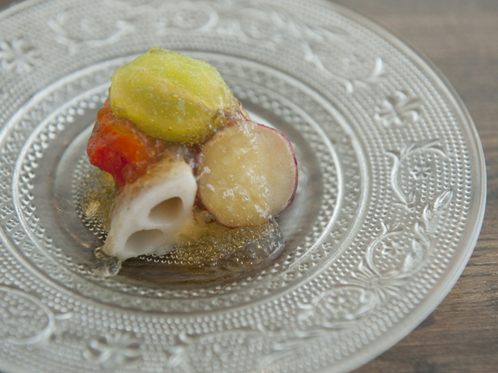 先付に登場したのは爽やかな『夏野菜のトマトゼリーがけ』