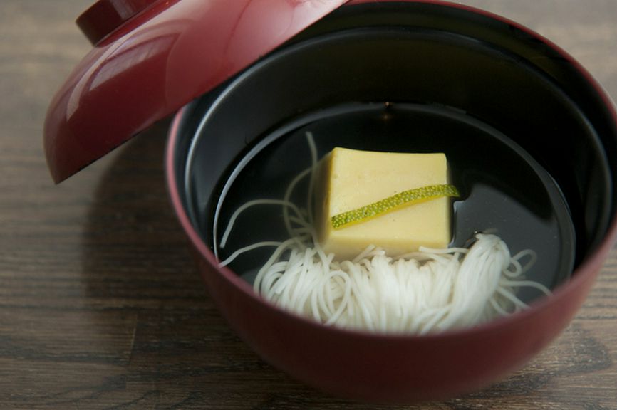 トウモロコシの芯で出汁を取り、お椀に仕立てた『とうもろこし豆腐』