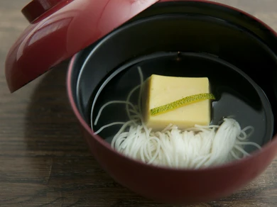 トウモロコシの芯で出汁を取り、お椀に仕立てた『とうもろこし豆腐』