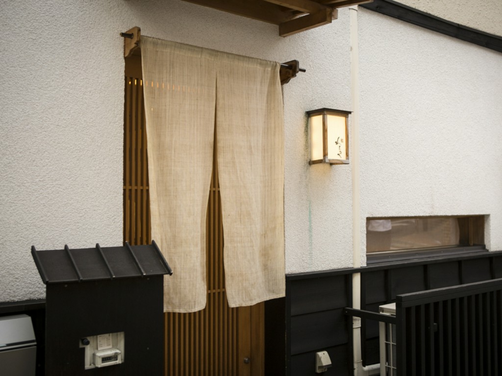 鮨激戦区である荒木町の一角にひっそりと佇む名店