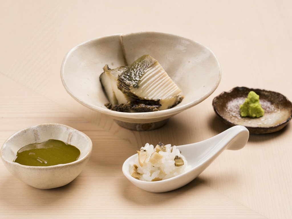 余った肝ソースはごはんと混ぜて。繊細な仕事と工夫が光る『煮鮑』