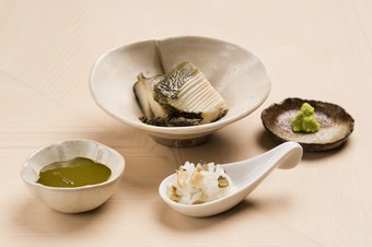 余った肝ソースはごはんと混ぜて。繊細な仕事と工夫が光る『煮鮑』