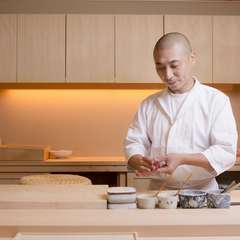 お客様が快適に感じる距離感を計ることも職人の務め