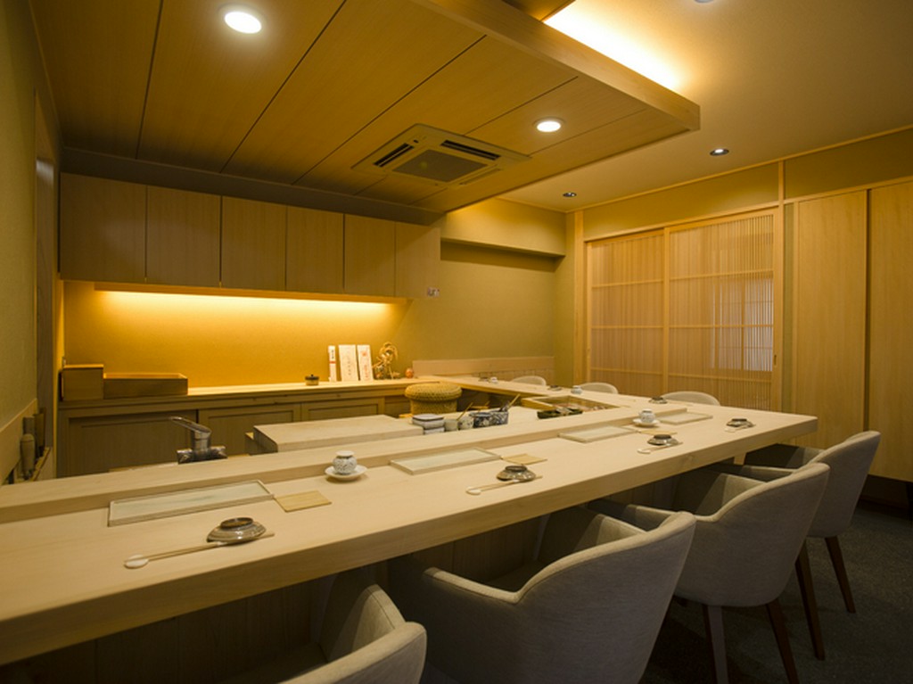 全7席のカウンターは、どの席も職人の手元が見える特等席
