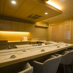 全7席のカウンターは、どの席も職人の手元が見える特等席