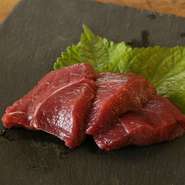 鹿屋オーストリッチは今話題沸騰中の【だちょう肉】です。高栄養価でヘルシーで女性でも気にする事無く食べれるお肉になります。生肉での提供も可能なのでユッケなど食べたい方にも大人気！※画像提供：OSTRICH　LAB