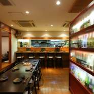 ゆったり過ごせるカウンター席で、のんびりお酒と食事を楽しんでみてはいかがでしょう。スタッフにおすすめの料理やお酒を教えてもらったりするのも、楽しみのひとつ。仕事帰りにふらりと立ち寄れる一軒です。